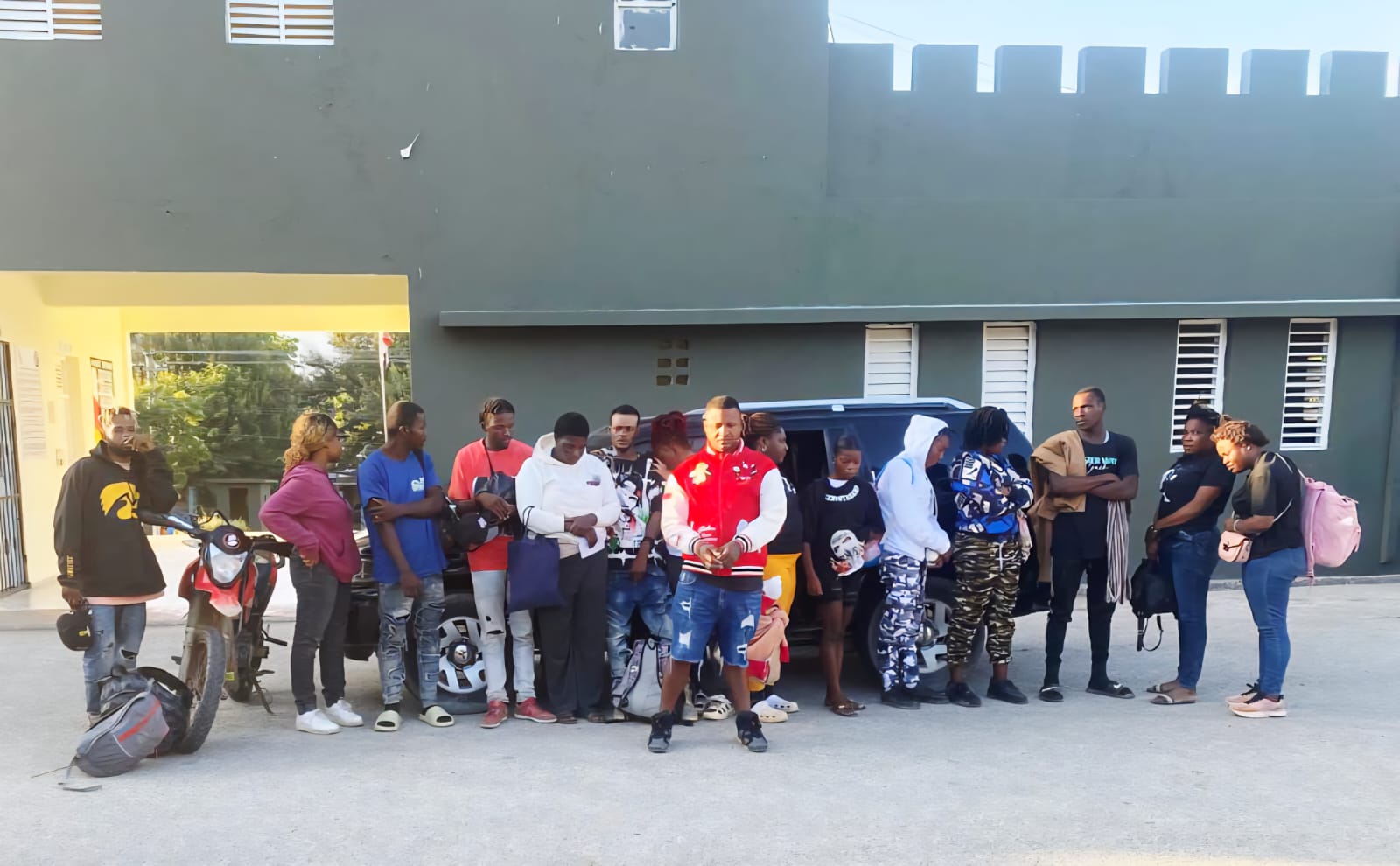 Ejército detiene a 16 indocumentados en una jeepeta y una motocicleta que flanqueaba el vehículo en San Juan de la Maguana