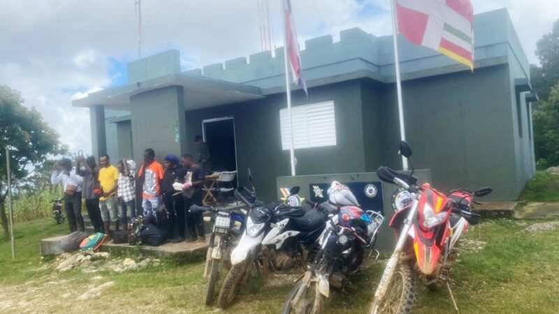 Detienen a siete haitianos indocumentados en cuatro motocicletas en San Juan de la Maguana