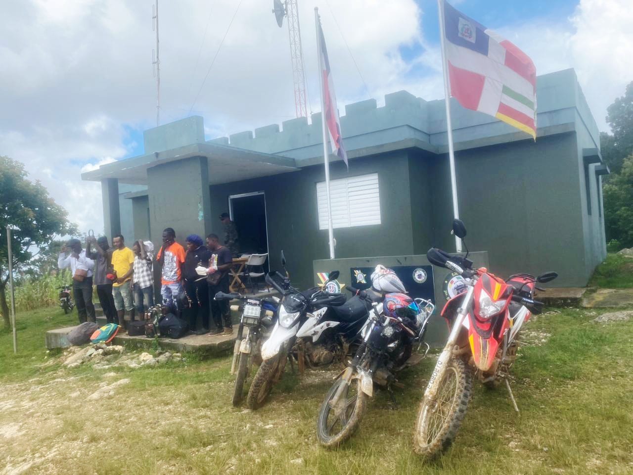 Detienen a siete haitianos indocumentados en cuatro motocicletas en San Juan de la Maguana