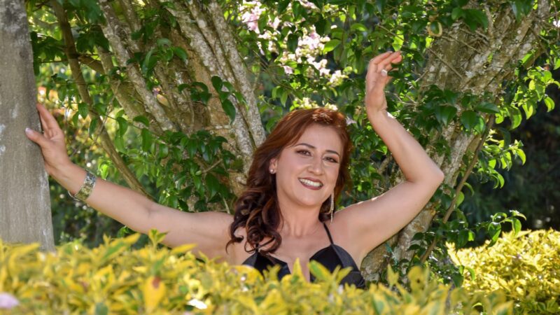Adriana Santa: La voz romántica popular que estremece corazones con su nuevo tema: TÚ MI MOTIVO.
