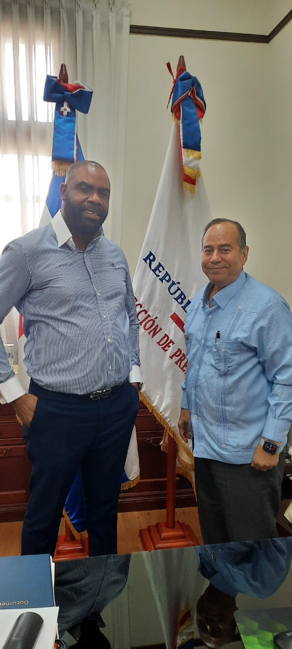 Veniel Gustin agradece al director de prensa de la Presidencia por su respaldo a la moda dominicana