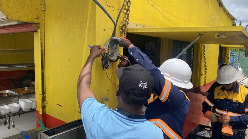 Pgase y Edeeste desmantelan conexiones irregulares en establecimientos de La Altagracia
