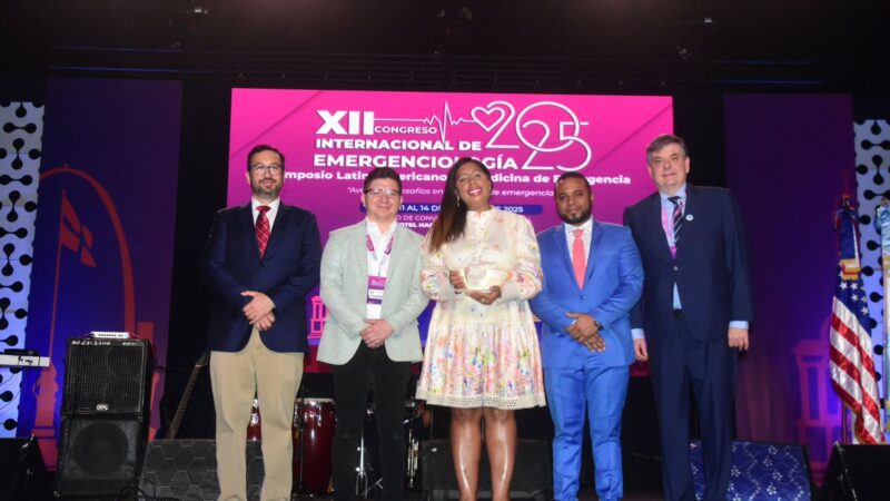 SODOEM reconoce a la Dra. Sarah Nicole de la Cruz Cepeda por su destacada trayectoria en la medicina de emergencia