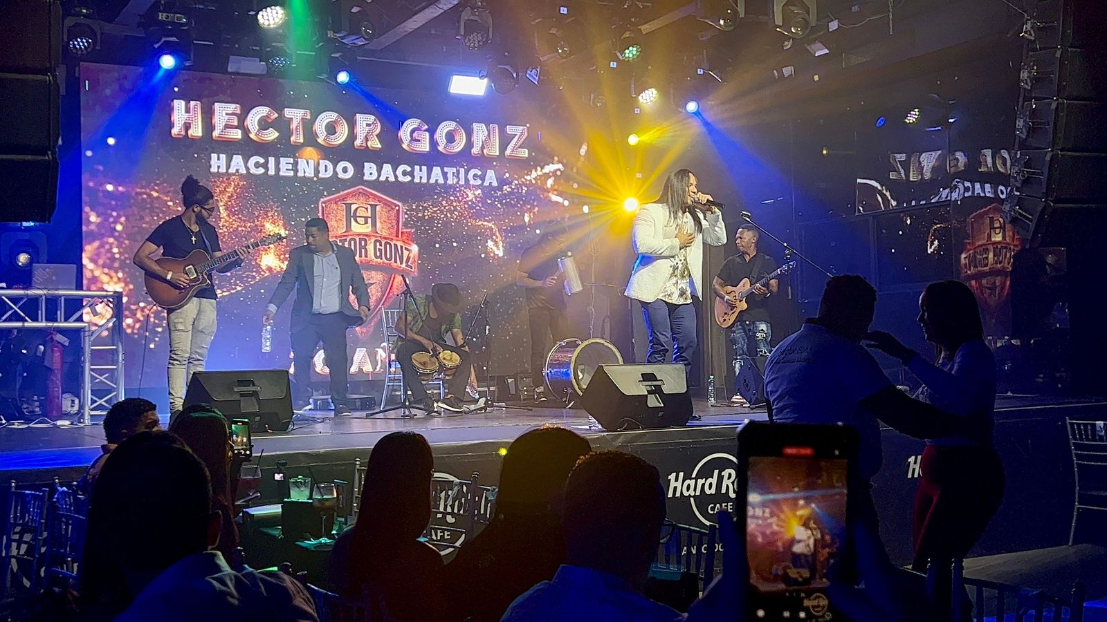 En una noche mágica y exitosa ! Héctor Gonz celebro sus 20 años de carrera en el Hard Rock Café Santo Domingo.