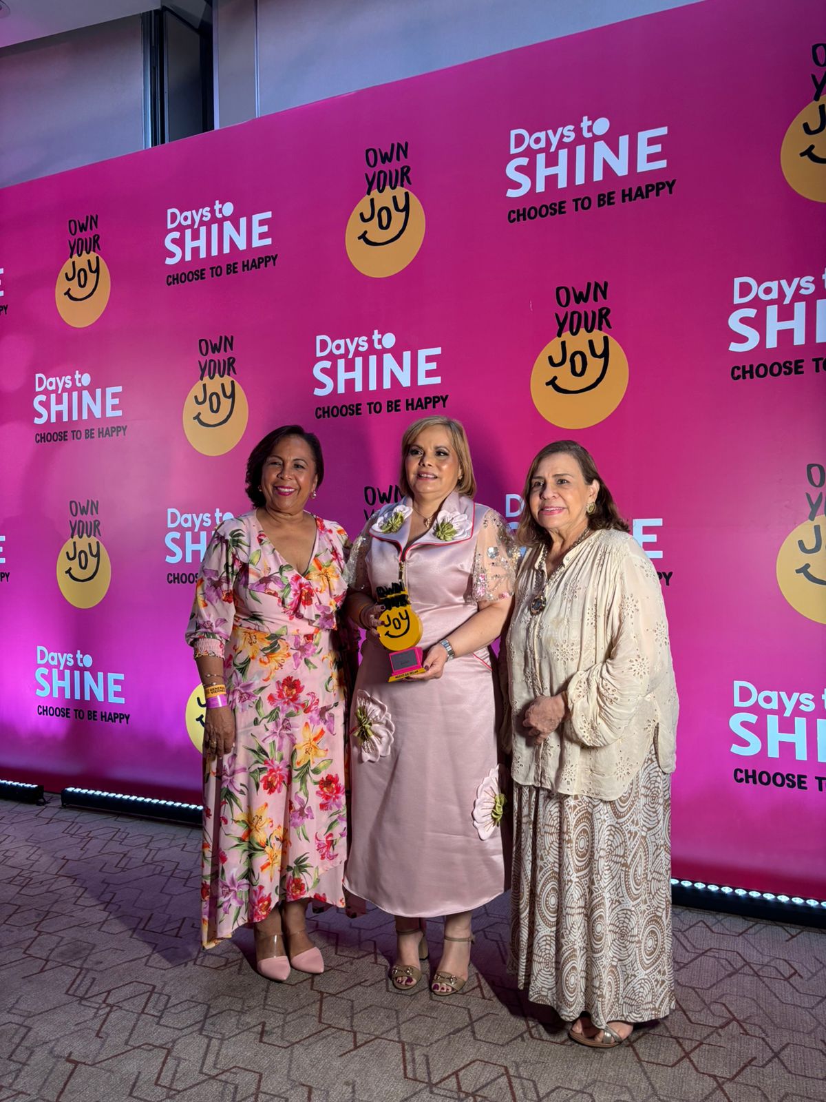 Rommy Grullón, galardonada por la revista Shine como “Mujer que Brilla” por su legado transformador en belleza, educación y empoderamiento