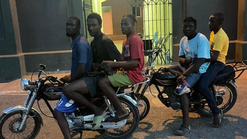 Ejército ocupa motocicletas y detiene a cinco nacionales haitianos en Palo Verde, Montecristi