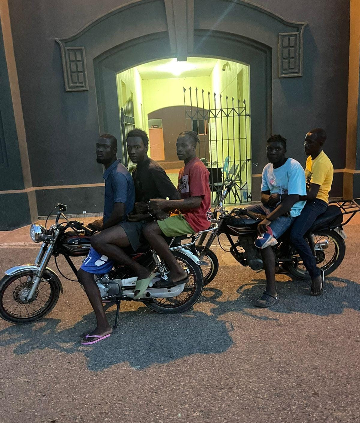 Ejército ocupa motocicletas y detiene a cinco nacionales haitianos en Palo Verde, Montecristi