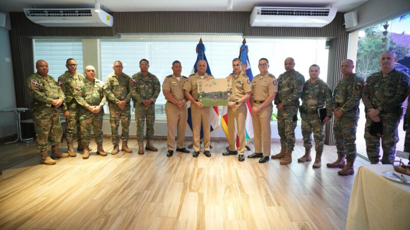Ministro de Defensa se reúne con el Estado Mayor del Ejército para evaluar proyectos de fortalecimiento institucional