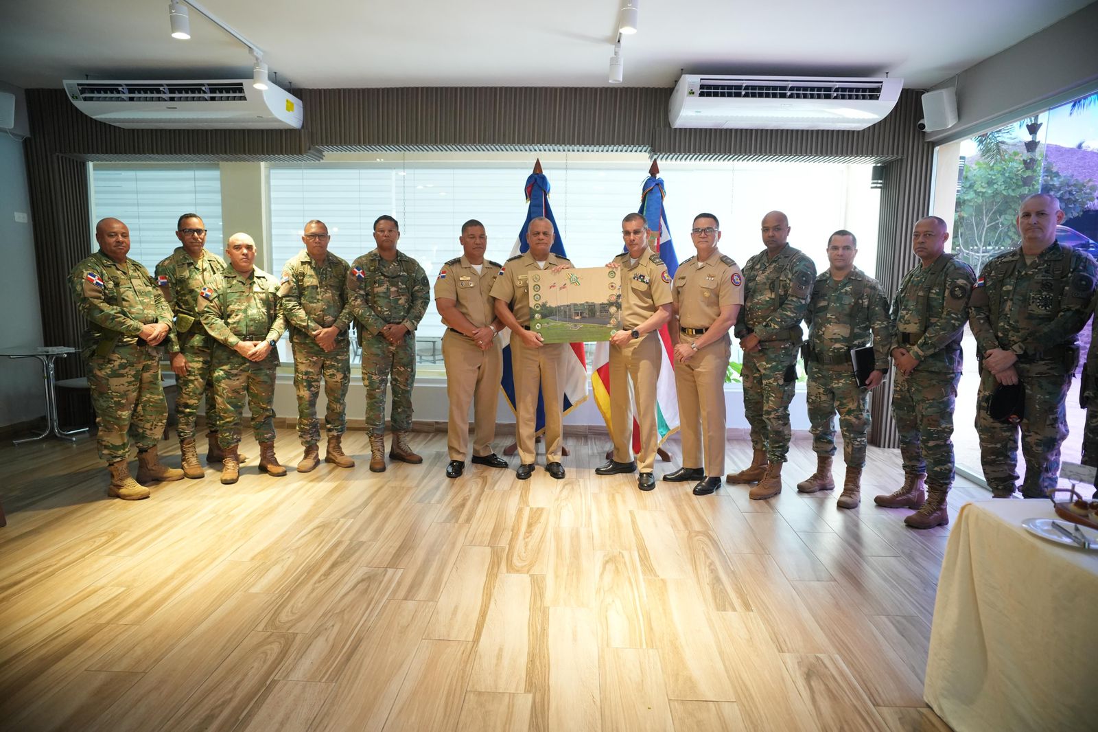 Ministro de Defensa se reúne con el Estado Mayor del Ejército para evaluar proyectos de fortalecimiento institucional