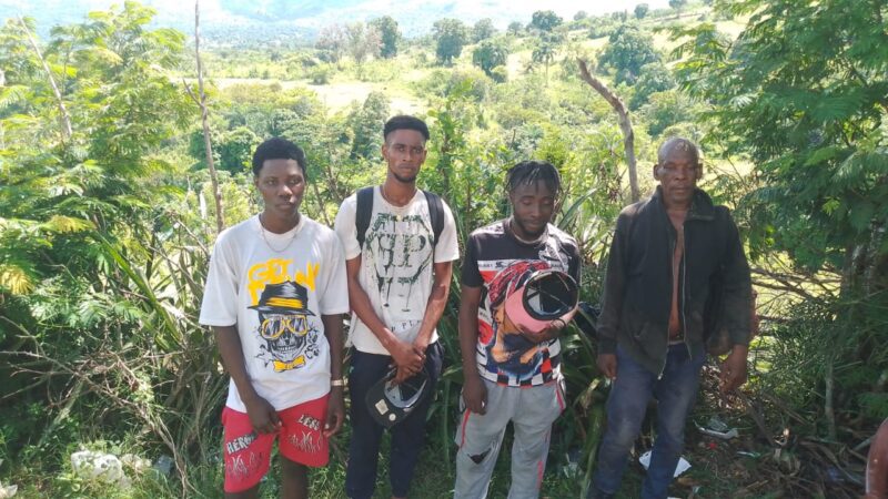Ejército detiene cobrador de autobús en el que viajaban indocumentados en San Juan de la Maguana