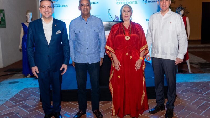 Ministro Joel Santos destaca potencial de la artesanía de larimar en el sector turístico dominicano