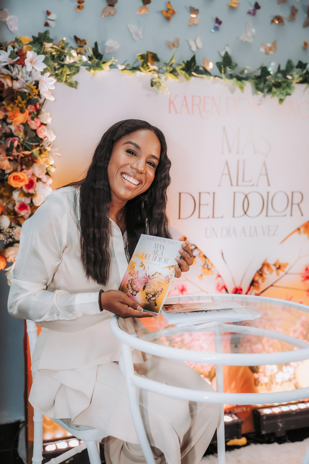 Karen Ponciano lanza libro devocional “Más allá del dolor, un día a la vez”