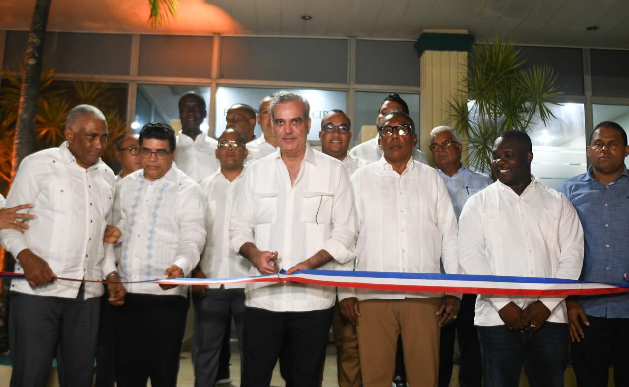 Presidente Abinader inaugura de manera simultánea 13 nuevos comedores ubicados en diferentes comunidades del país desde la sede central de Los Mina