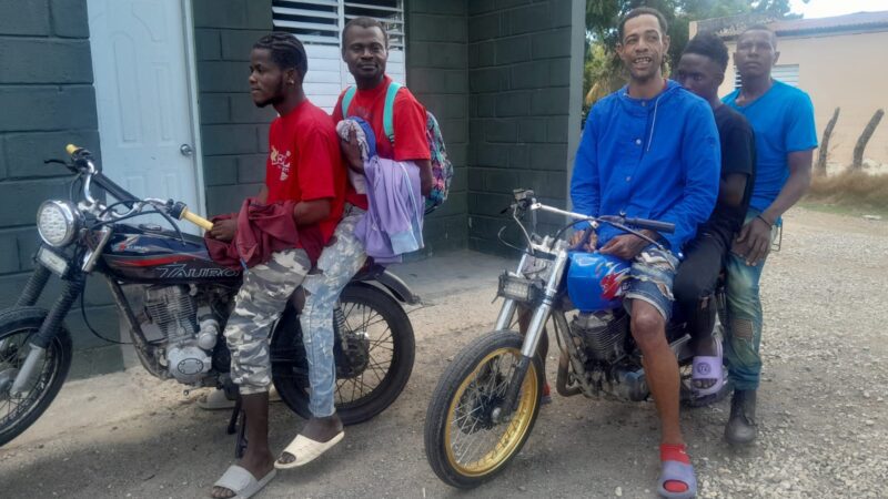 Ejército detiene nacionales haitianos indocumentados en motocicletas en zona costera de Montecristi