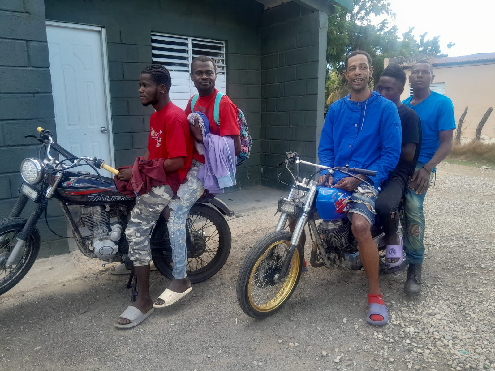 Ejército detiene nacionales haitianos indocumentados en motocicletas en zona costera de Montecristi