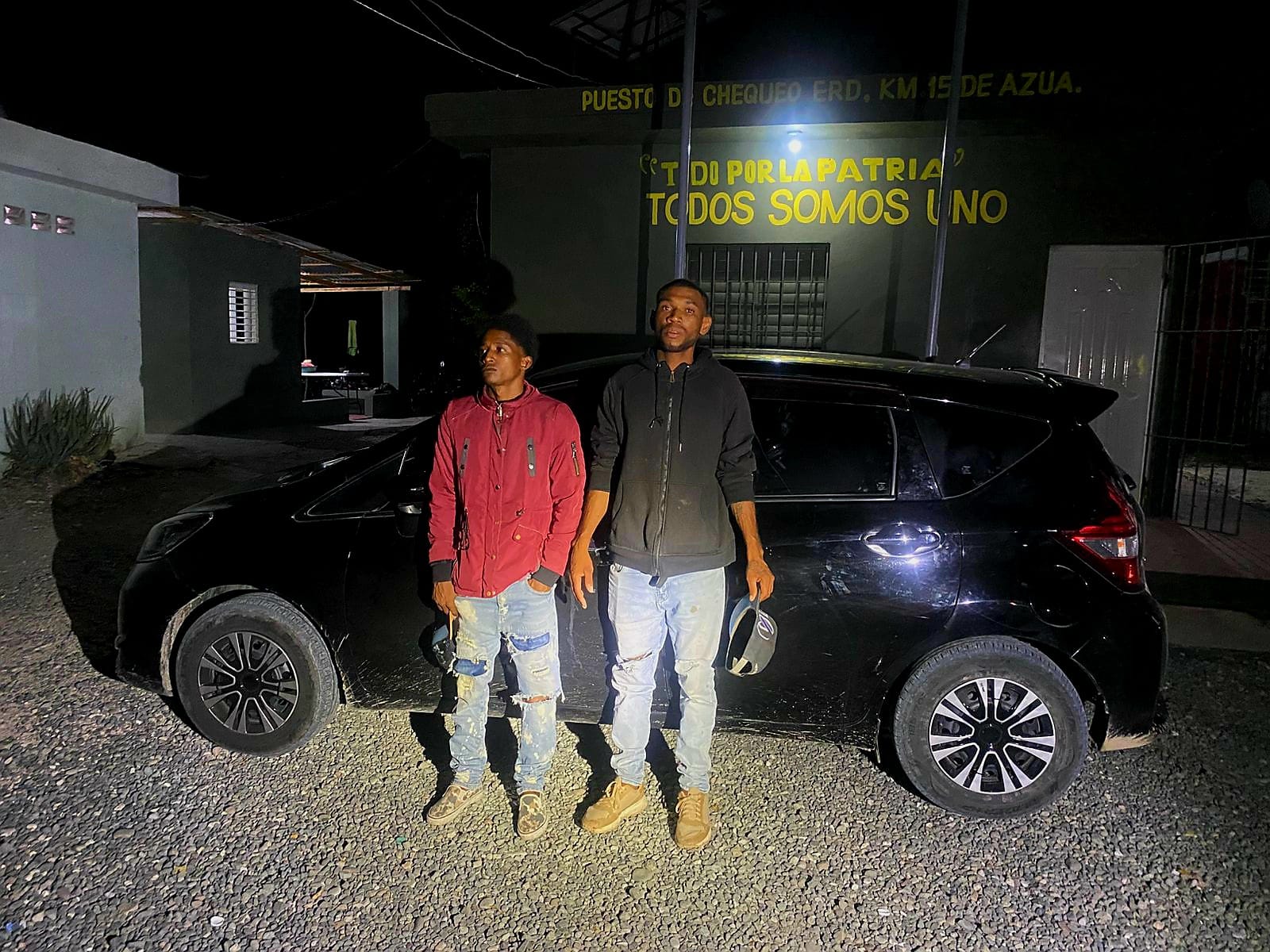 Ejército detiene a dos hombres con 10 haitianos indocumentados en un vehículo en Azua