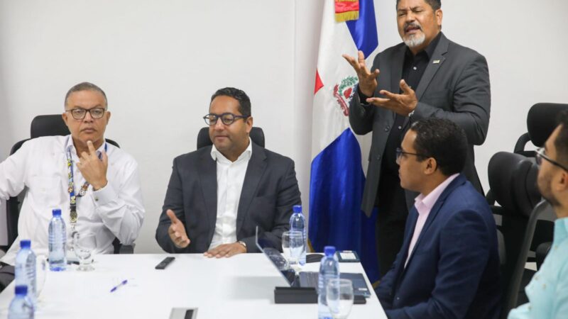 CONADIS se reúne con personas de la comunidad sorda para impulsar el aprendizaje de lengua de señas en el país
