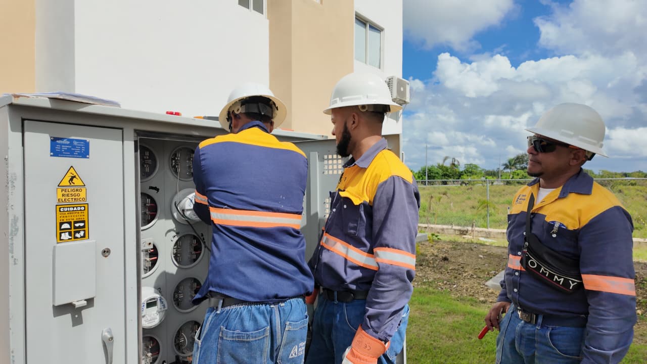 EDEESTE desmantela 26 conexiones directas en condominio de Los Llanos, San Pedro de Macorís
