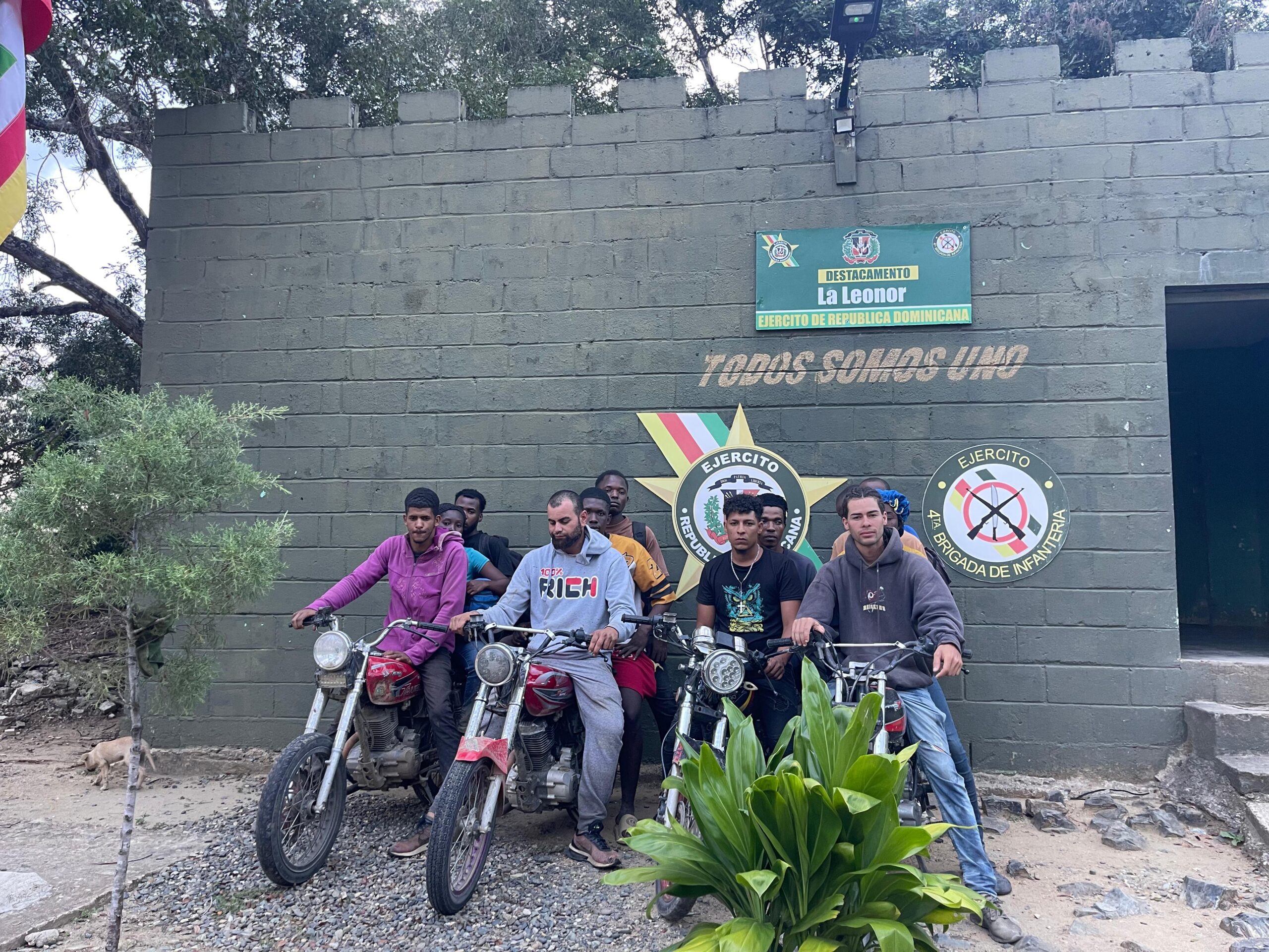 Cuatro dominicanos detenidos por transportar haitianos indocumentados en motocicletas en Santiago Rodríguez