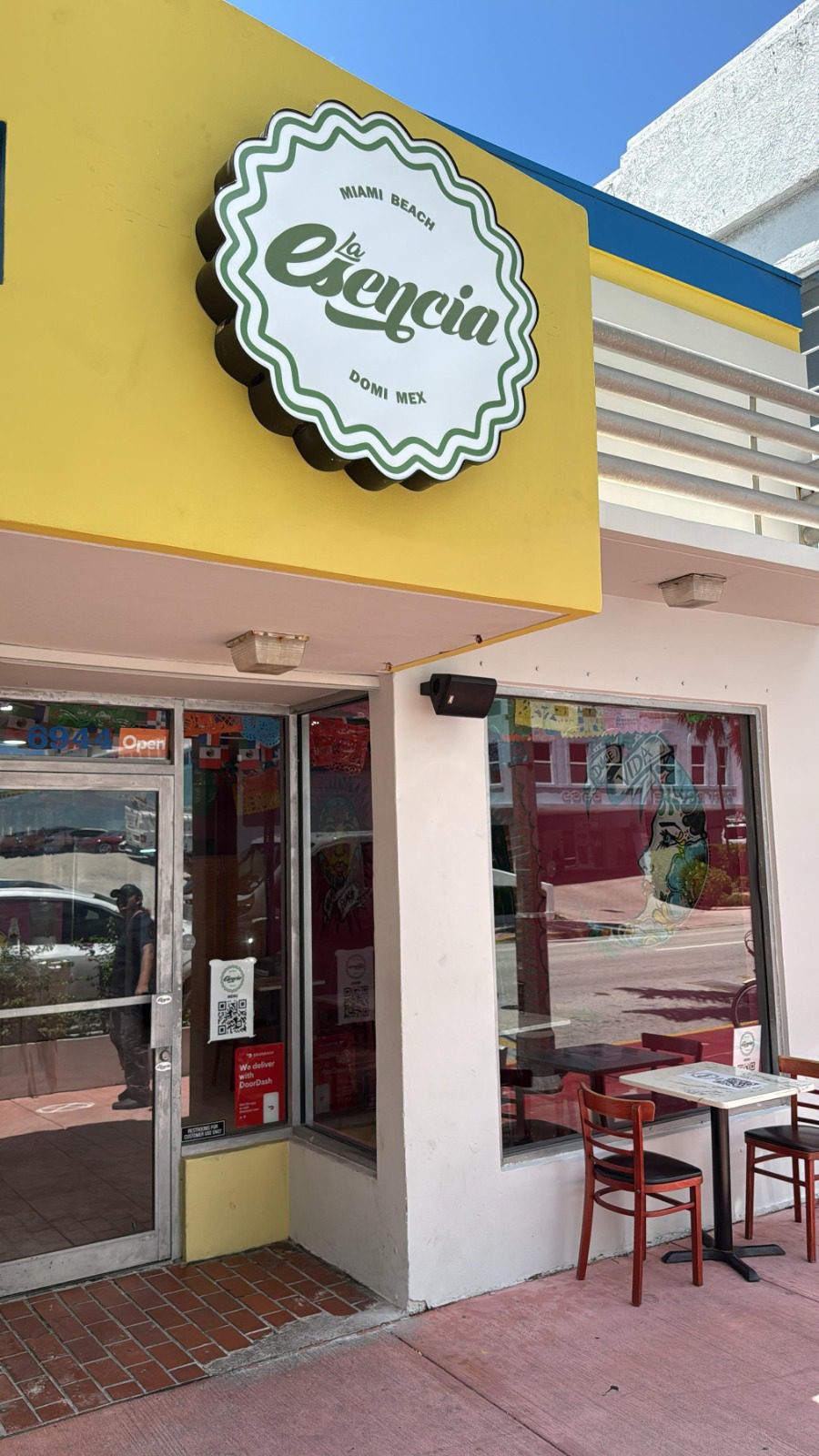 Cantante urbano, “R1 La Esencia” lleva el sabor Domi-Mex a Miami con su 2do restaurante