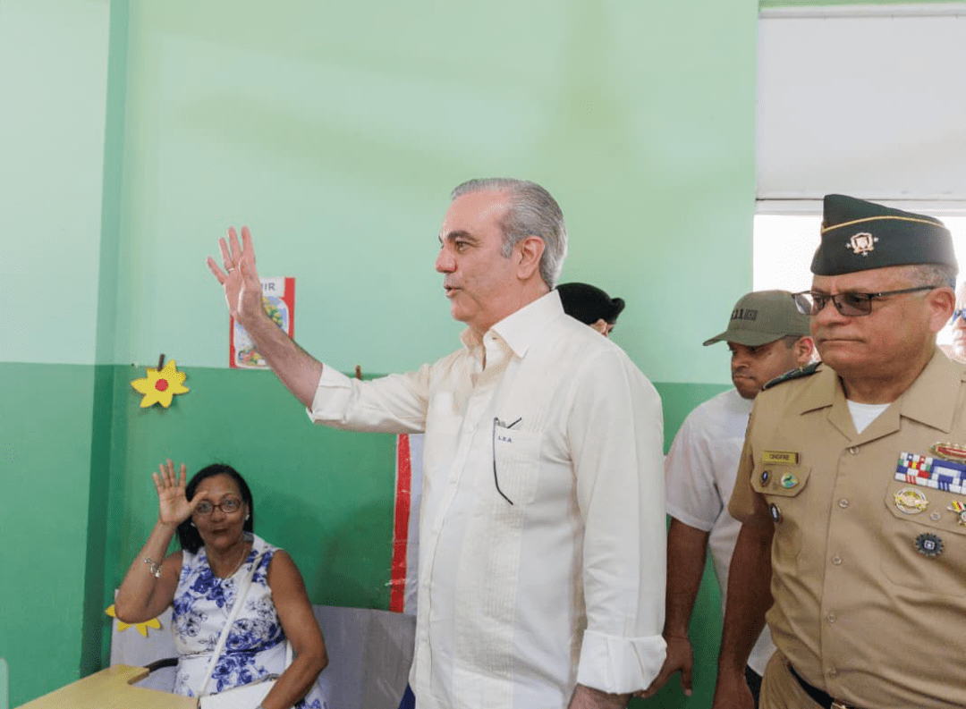 Presidente Abinader inicia supervisión operativo médico de acción cívica que realiza el Ministerio de Defensa que impactará más de 2,500 personas, con 150 médicos especialistas