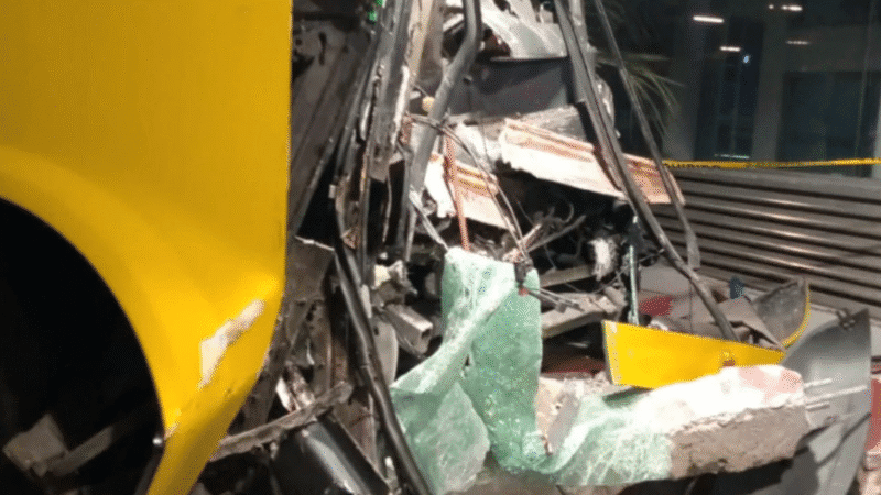 Inusual Accidente: Colisión de autobús de Caribe Tours contra estación del Metro