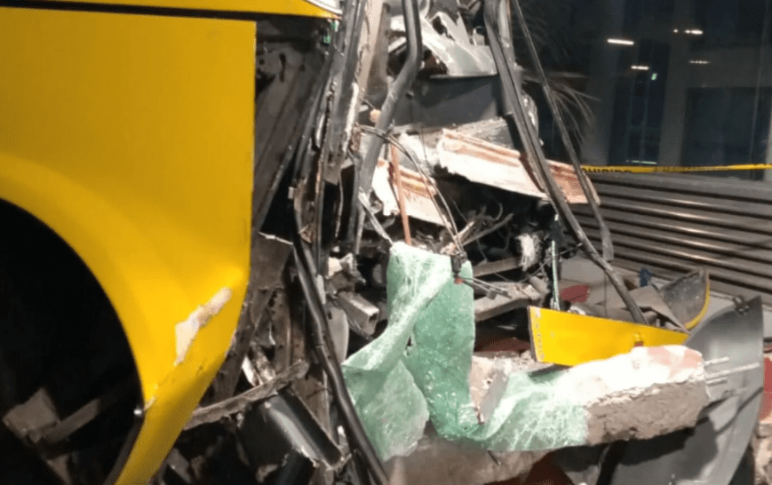 Inusual Accidente: Colisión de autobús de Caribe Tours contra estación del Metro