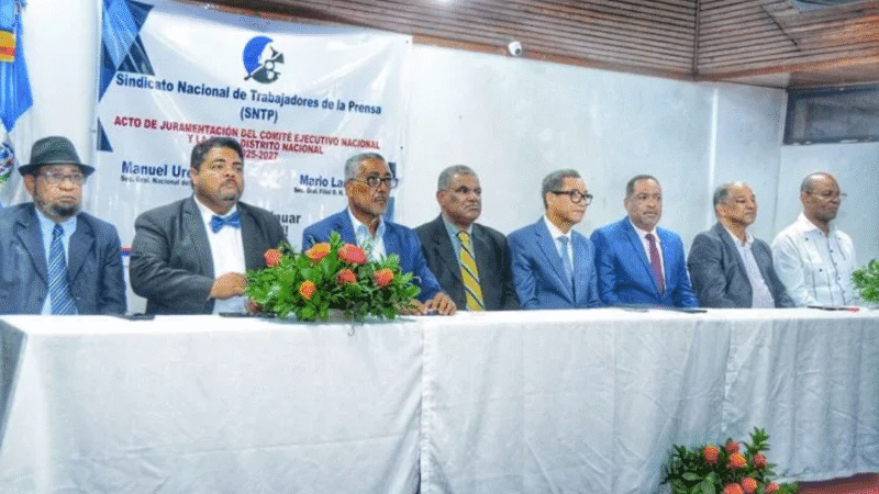 Manuel Ureña y Mario Lara quedan juramentados como secretario general nacional y distrito nacional del SNTP 2025-2027.