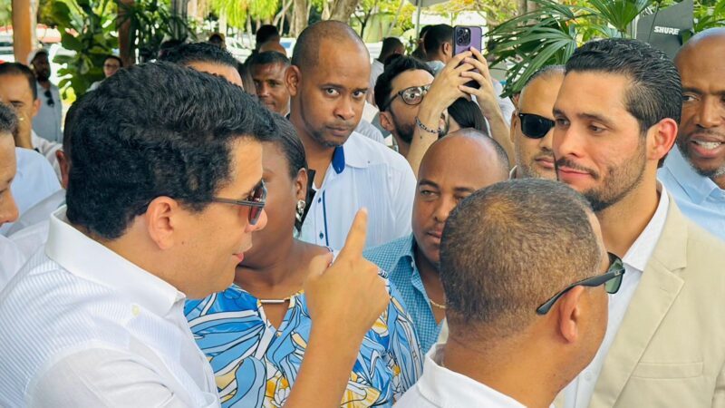 Ministro De Turismo Premia Alcalde Alexander El Hijo Del Pueblo Del Distrito Municipla La Otra Banda con un camión.