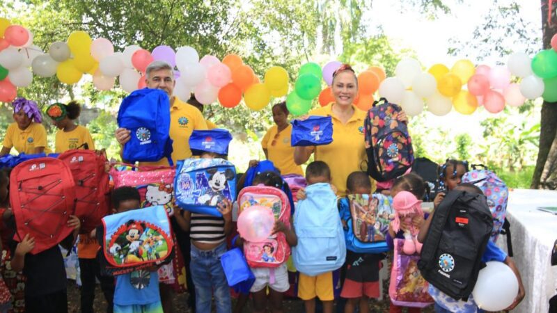 Fudonide entrega útiles escolares a niños y niñas de Punta Licey, Villa Mella