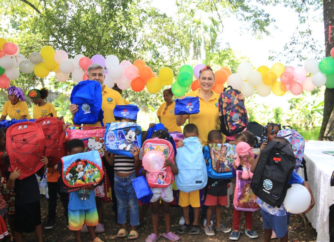 Fudonide entrega útiles escolares a niños y niñas de Punta Licey, Villa Mella