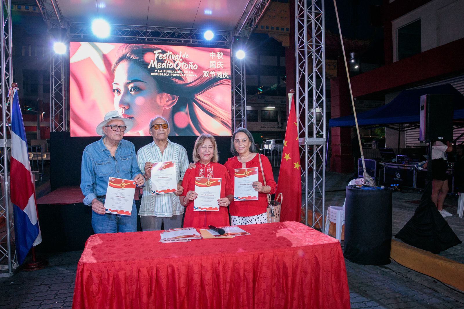 Comunidad china celebra el Festival de Medio Otoño y el 76 aniversario de la República Popular China en Santo Domingo