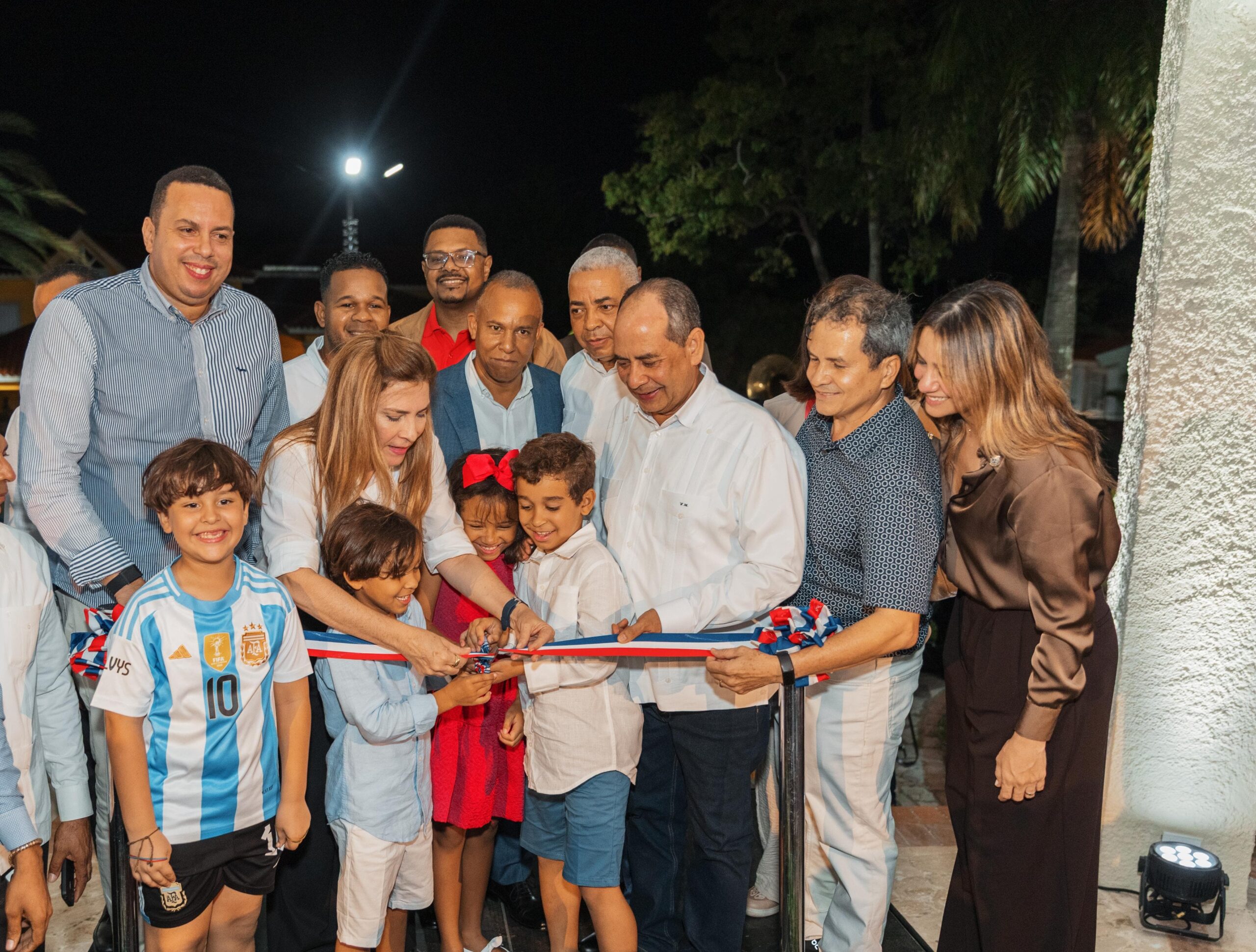Carolina entrega el remozado parque La Glorieta en Arroyo Hondo