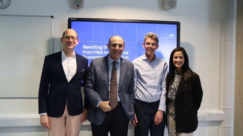 Economista José Luis de Ramón visita la Universidad de Sussex y fortalece vínculos académicos