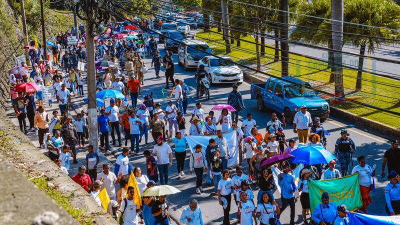Multitudinaria Caminata por el Día de la Biblia en Santo Domingo Oeste
