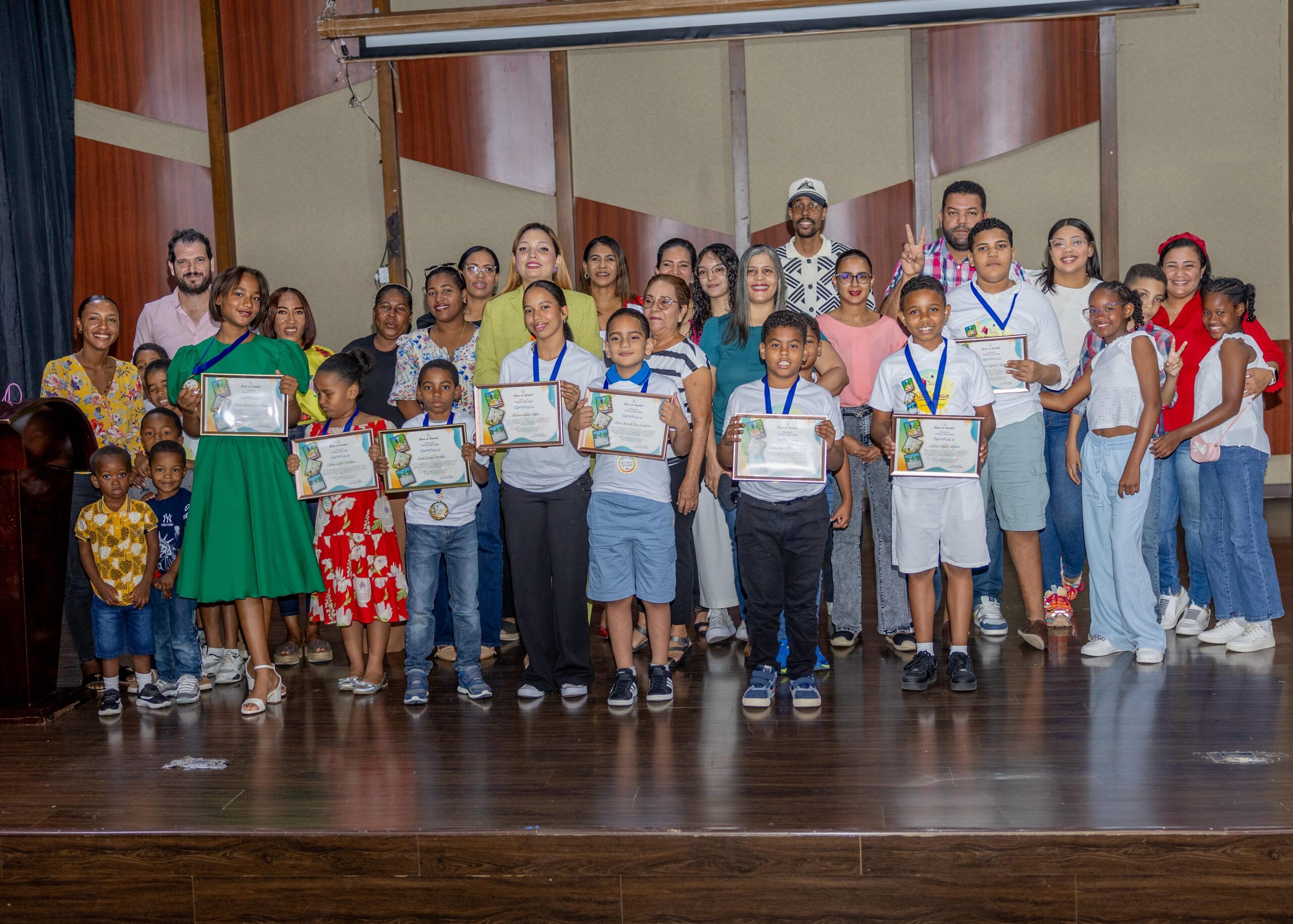 Premian a los ganadores del 4to. Concurso “Pinta a San Juan con Laura en Sociedad”