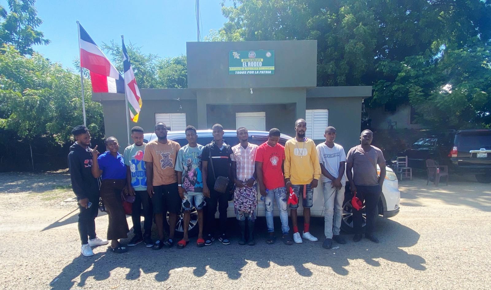 En Dajabón interceptan dos vehículos con 21 migrantes haitianos indocumentados