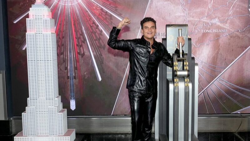Empire State Building en Nueva York se ilumina de rojo en honor a Silvestre Dangond