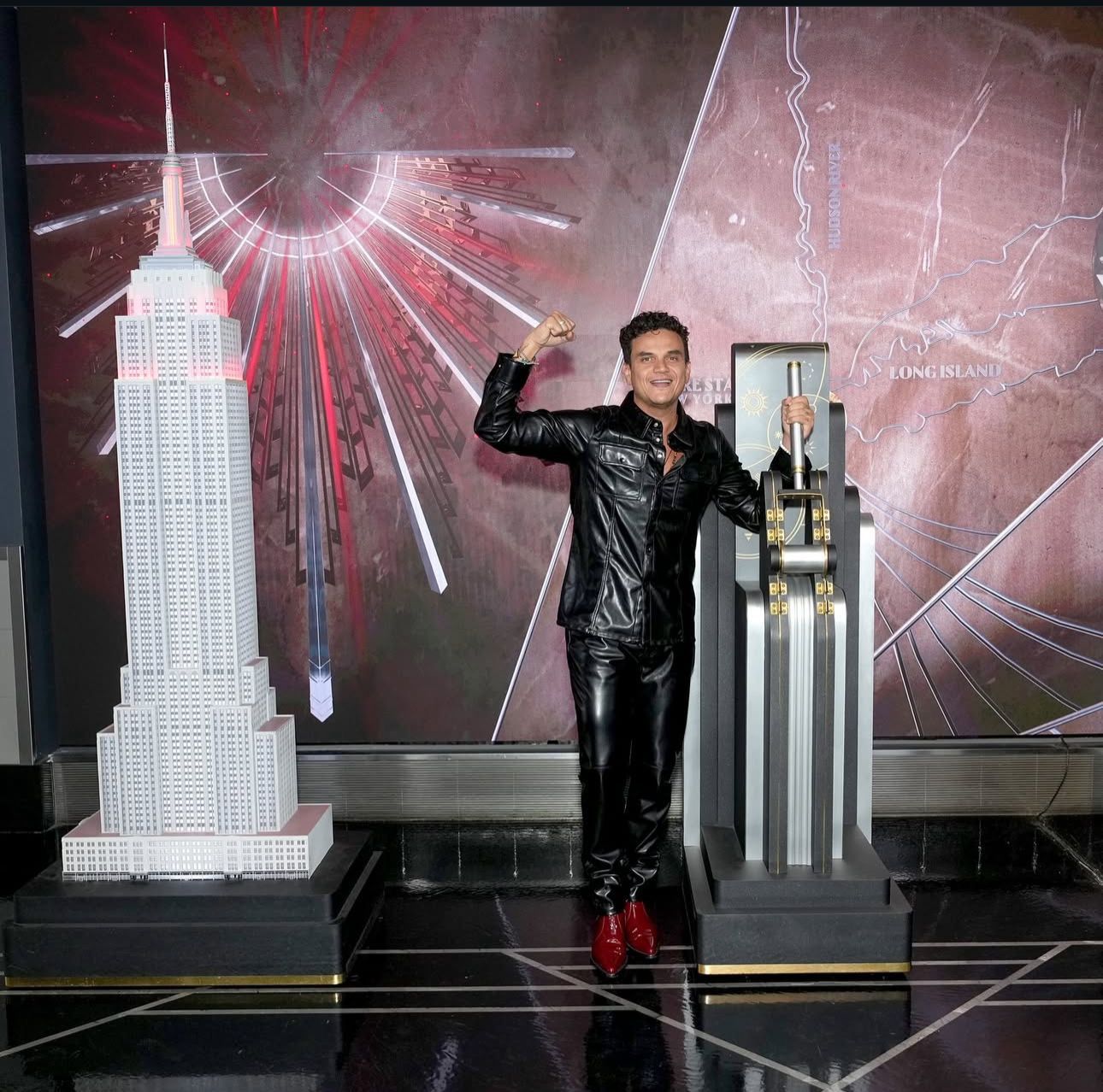 Empire State Building en Nueva York se ilumina de rojo en honor a Silvestre Dangond