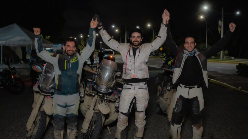 Tres pilotos de motocicleta dominicanos recorren todo el país en tiempo récord