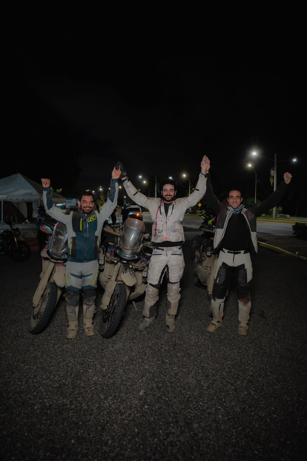 Tres pilotos de motocicleta dominicanos recorren todo el país en tiempo récord