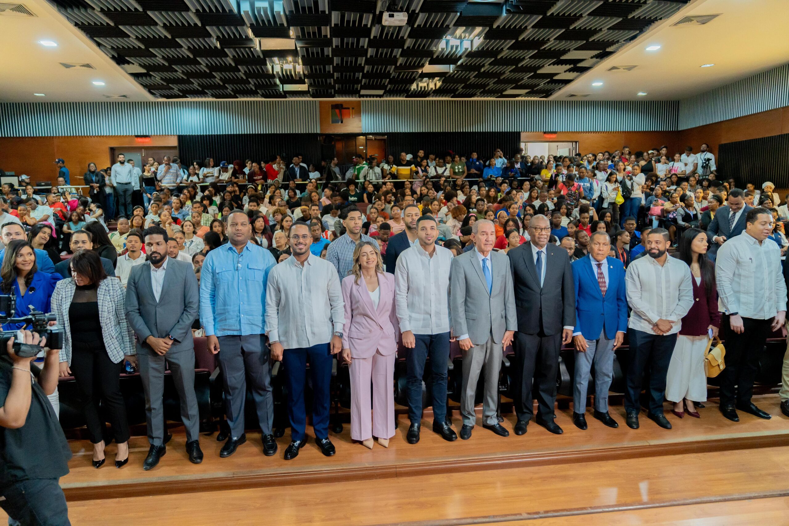 Gobierno dominicano convoca a jóvenes a integrarse a la “Tarjeta Joven” y presenta su portal de registro