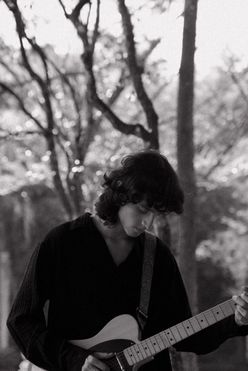 Víctor Pintor estrena “Miradas Disfrazadas”,   un canto íntimo al desamor y la autenticidad artística