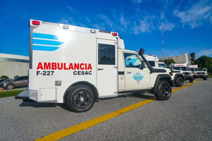 Ministerio de Defensa, a través de la Industria Militar Dominicana, entrega cuatro ambulancias todo terreno al CESAC para fortalecer la seguridad aeroportuaria nacional