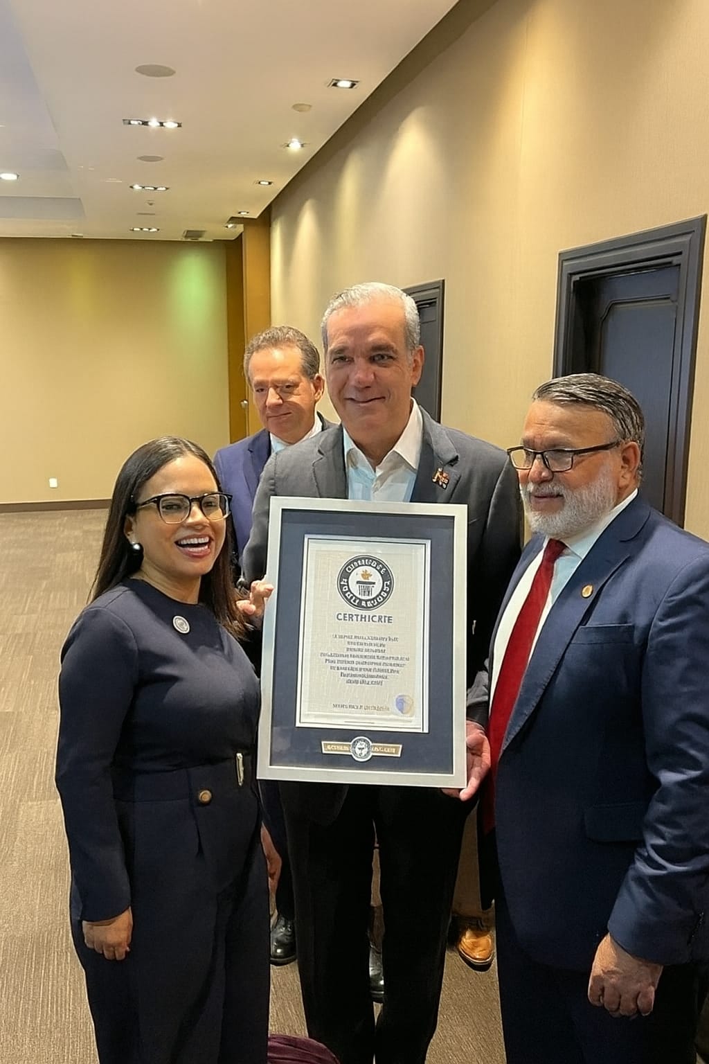Presidente Luís Abinader felicita a Restaurante Amigos por récord Guinness en Aniversario FDC