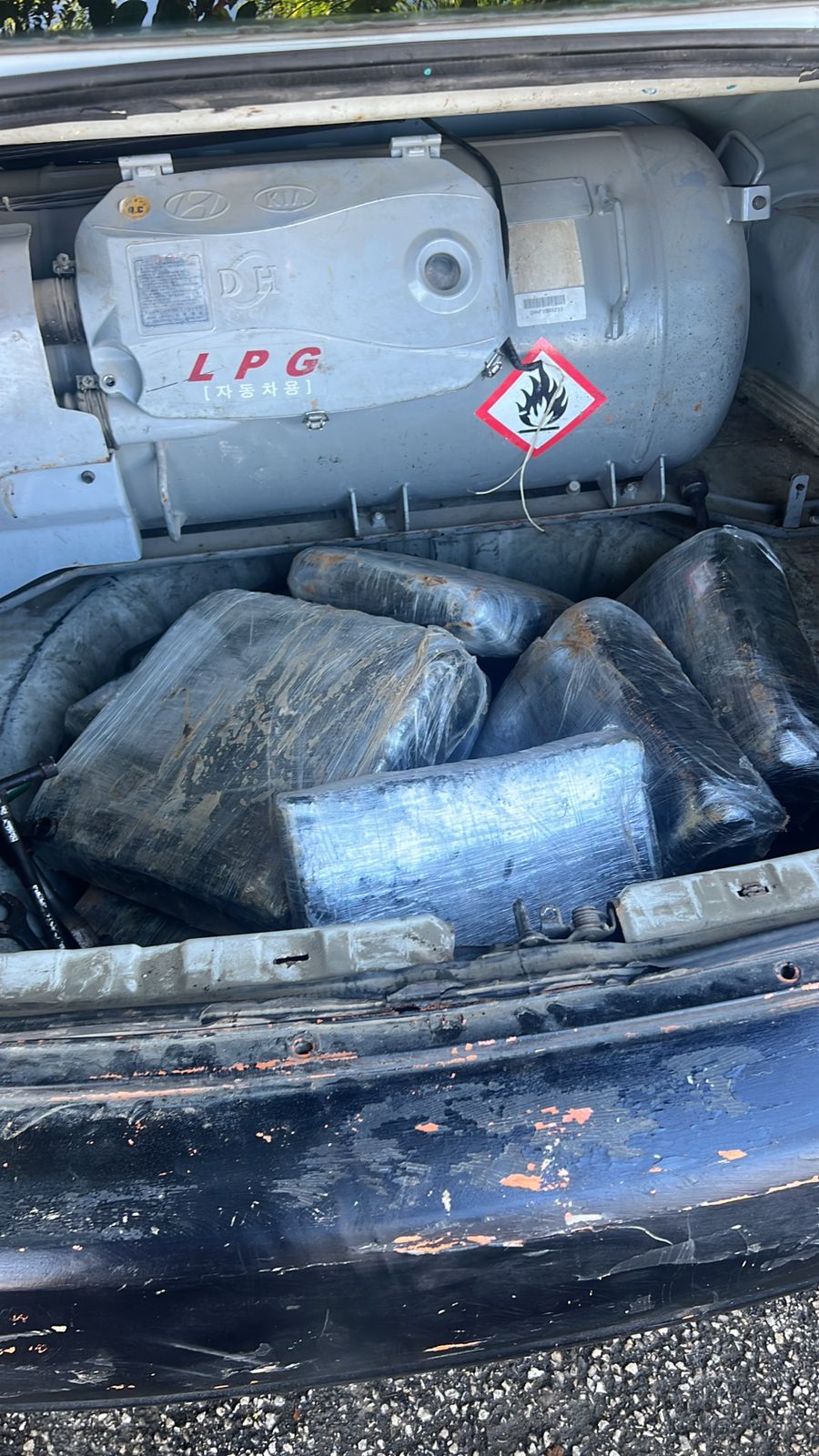Ejército apresa a tres personas con presunta marihuana oculta en vehículo en San Juan de la Maguana