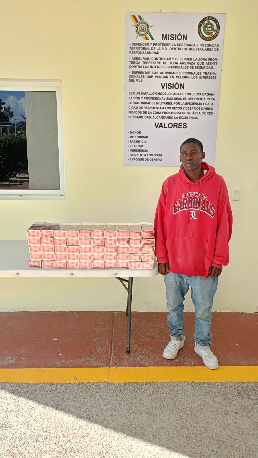 Ejército apresa hombre con 10,000 cigarrillos ilícitos en una motocicleta en Comendador