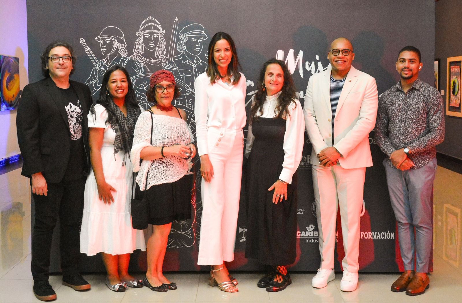 Centro de Convenciones UTESA y Fundación Mujeres Puro Arte inauguran exposición “Mujer, guerra y paz”