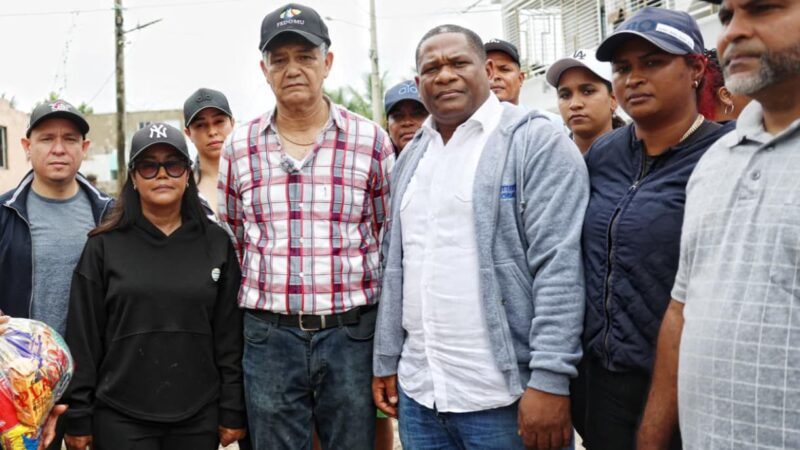 Viceministra Scarlet Benzán realiza recorrido en sectores afectados de Santo Domingo Oeste junto a autoridades municipales y comunitarias