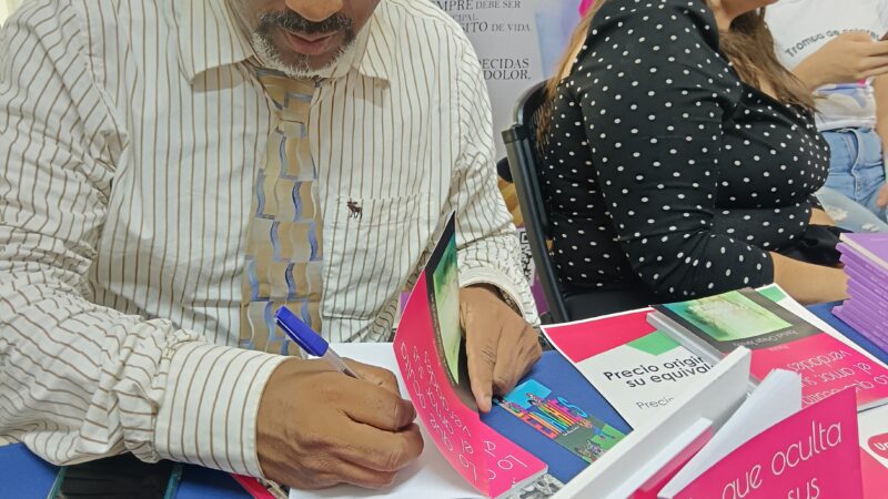 Presentan obra de poesía “Lo que oculta el amor, sus verdades” en la Feria del Libro 2025